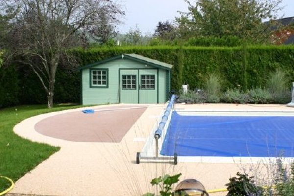 bache de protection pour la piscine<br >� fotolia