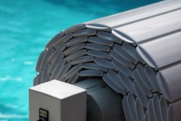 volet piscine automatique<br >� fotolia