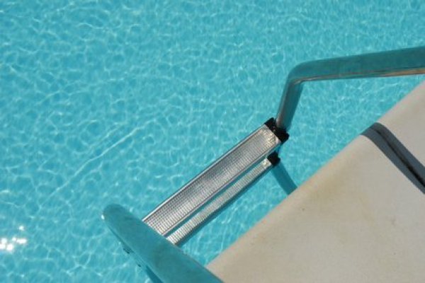 echelle piscine<br >� fotolia