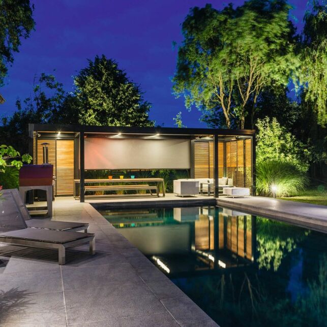 Le pool house prend la forme d'une pergola bioclimatique