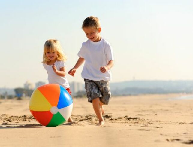10 dangers qui guettent vos enfants à la plage