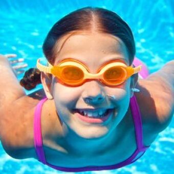 A Partir De Quel Age Bebe Peut Il Se Baigner Guide Piscine Fr