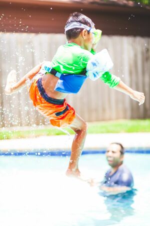 Jeux a faire dans une piscine : 30 activités pour vos enfants !