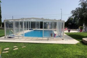 Abri de piscine PERSIQUE à Mauguio, Hérault (34) angulaire pans droits télescopique résidentiel.