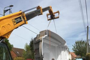 livraison, pose et finition d'une piscine coque