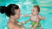 8 raisons d’inscrire votre enfant aux bébés nageurs