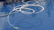 La prise balai piscine : un petit &eacute;l&eacute;ment indispensable 