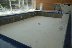 Piscine à rénover. Préparation aux travaux d'étanchéité