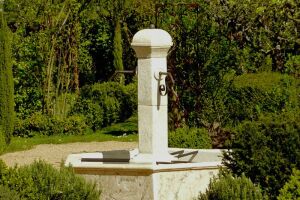 Fontaine centrale de village SEVILLE en pierre reconstituée ROC DE FRANCE