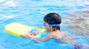 A partir de quel âge un enfant peut-il apprendre à nager&nbsp;?