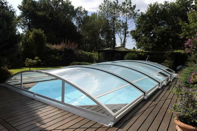 L'abri de piscine en aluminium est une solution solide et durable pour protéger votre piscine.