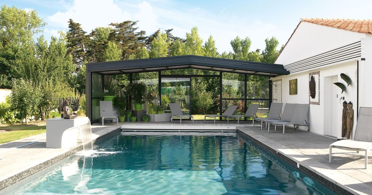 L'abri de piscine en kit : installer son abri soi-même