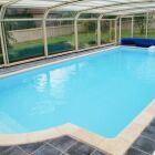 Abri de piscine en polycarbonate : léger et résistant