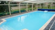 Abri de piscine en polycarbonate : léger et résistant