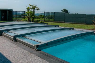 Poser un abri de piscine : des critères de choix à la rénovation