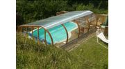 Abri de piscine semi-haut et terrasse en bois
