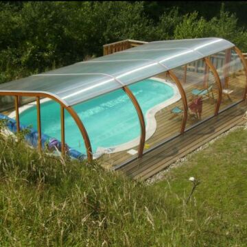 Abri de piscine semi-haut et terrasse en bois
