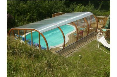 Abri de piscine Elegance semi-haut et terrasse en bois
