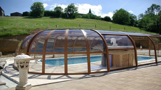 Le dôme de piscine est une solution élégante pour couvrir et protéger sa pisicne.