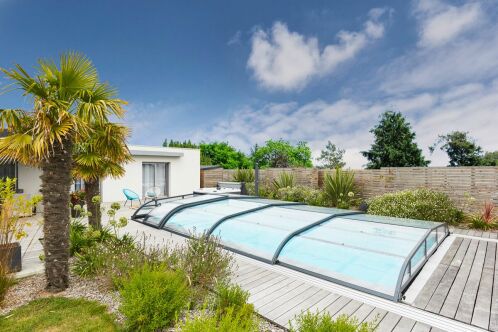 L'abri de piscine bas en aluminium est une solution design et pratique pour protéger la piscine.
