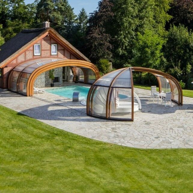 Un abri de piscine haut rotonde en bois pour un espace cocooning