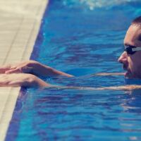 Affronter le regard des autres à la piscine