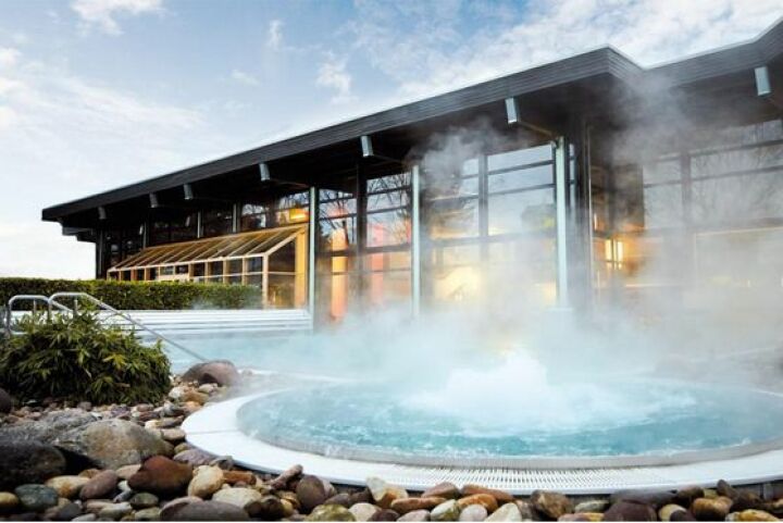 La piscine extérieure chauffée d'Albtherme à Waldbronn La piscine extérieure chauffée d'Albtherme à Waldbronn