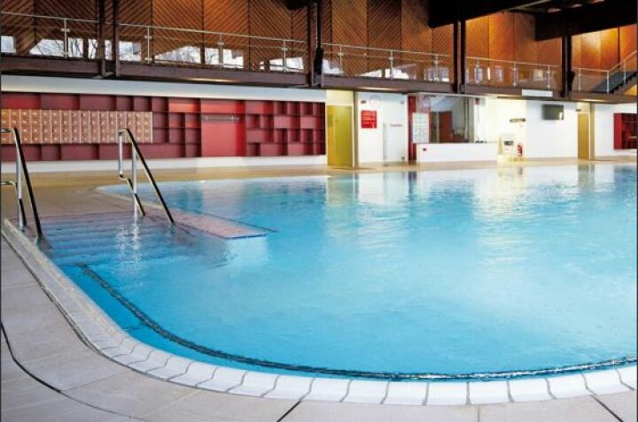 Piscine de 25 mètres à Albtherme - Waldbronn Piscine de 25 mètres à Albtherme - Waldbronn
