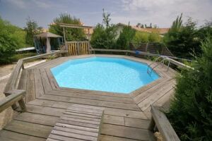 Ambiance piscine et bois à Crest
