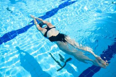 Améliorer sa posture grâce à la natation