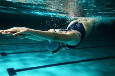 Améliorer son battement de jambes en natation