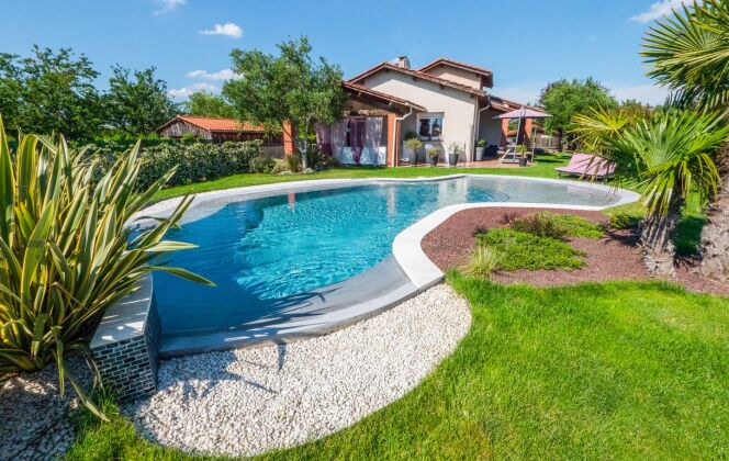 Aménagement de jardin avec une piscine. © Diffazur