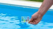 Paramètres et analyse de l’eau d’une piscine au brome
