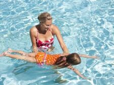 Apprendre à nager à un enfant