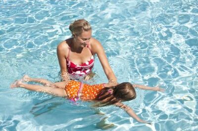 Apprendre à nager à un enfant 