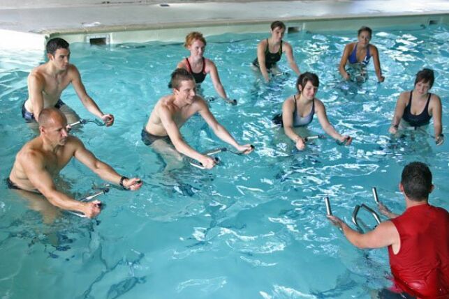 L'aquabiking se pratique généralement en cours collectifs, mais certaines piscines mettent des aqua-bike à la disposition des nageurs tout au long de la journée