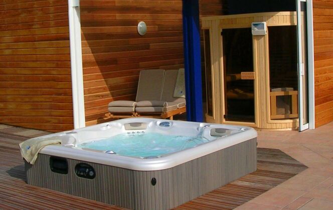 Associé à un sauna, le spa extérieur permet de profiter des bienfaits des rituels nordiques. © L'Esprit Piscine