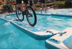Vidéo : il fait du vélo dans la piscine d’un hôtel