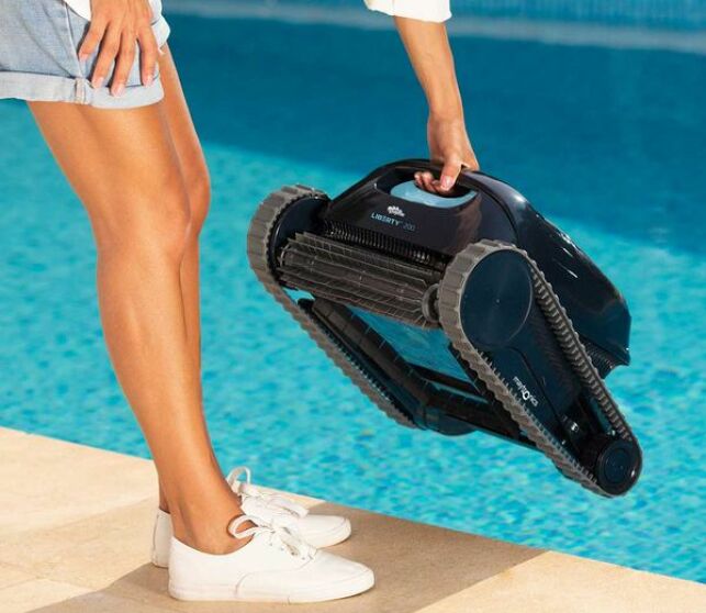 Avec leur conception légère, les robots de piscine Dolphin LIBERTY sont faciles à manipuler et à sortir de l'eau