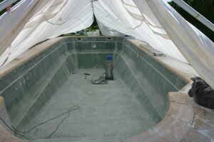 Traitement curatif osmose sur piscine coque polyester. Étape de stratification.