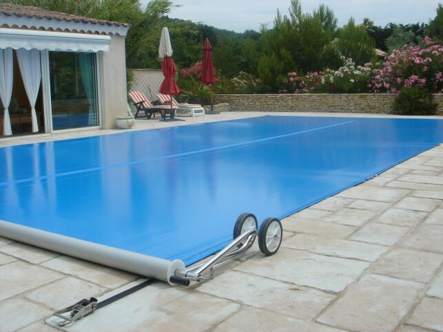 La bâche à bulle est l'un des moyens de protection de piscine les plus utilisés. Il existe quelques bons plans pour s'en procurer une à prix réduit.