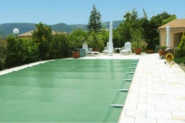 La bâche en mousse permet d'isoler thermiquement l'eau de la piscine, lui permettant de garder sa chaleur.