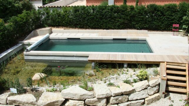 La bâche pour piscine en bois apporte une protection optimale au bassin.