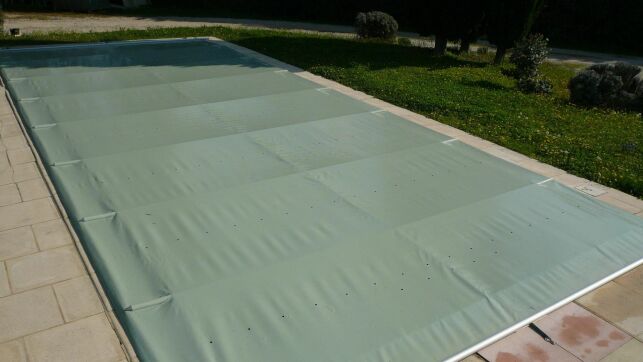 Une bâche en PVC solide, étanche et sécurisée pour une protection optimale de votre piscine.