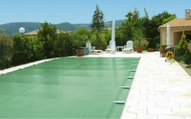 Bâche pour piscine rectangulaire , ici de la marque Albiges