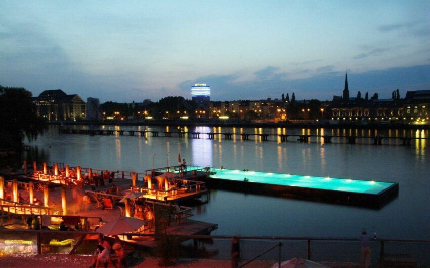 Badeschiff : une piscine flottante sur le fleuve Spree à Berlin&nbsp;&nbsp;