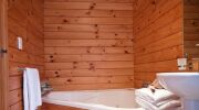 Une baignoire balnéo asymétrique : idéale pour les petites salles de bains
