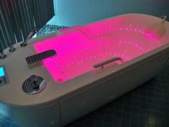 Choisir une baignoire balnéo avec chromothérapie : voyez la vie en couleur
