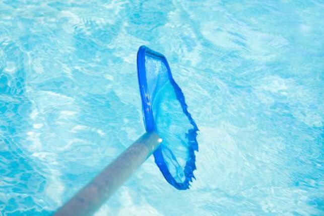 Balai de piscine hors sol : à coupler avec une épuisette
