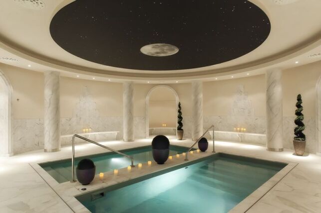 Bassins du Spa Aquamoon sous un ciel étoilé Bassins du Spa Aquamoon sous un ciel étoilé